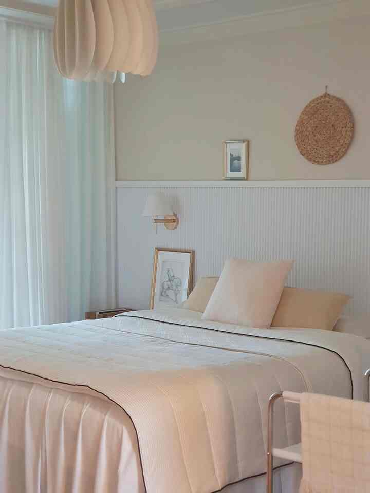 #침실인테어 #여름침구 #오늘의집포인트 #오하우스시즌8


シャンハン夏寝具~~~🤭
 
オーハウスシーズン8活動をした後 
受け取ったポイントで買った2回目のジェフムは夏の寝具~~^^

従来使用していた夏の寝具 
13年間使ったと思います（正確には12年半） 
ㅎㅎㅎ
気絶することでしょう🤣
しかし、肌触りがとても良かったし、涼しかったし、何よりも別れたことなく言った。 

私は冬の布団を長く覆っているので、夏の布団を使う期間は比較的短いです。 
できたと思います。
（1年、12ヶ月のうち10ヶ月冬布団を覆うスラム……私……ㅎ） 
冬の布団が変わっている間、夏の布団はそのまま~~~です。 
今回受けたポイントに気分転換^^😄

両面のストライプのある方はクリーミーな色具
反対側はホワイトです。私はいくつかの種類の中でクラシックホワイトを選びました。
黒線で囲まれたエッジが深く見える寝具をホテル寝具のように作ってくれると思います。

おすすめです〜^^