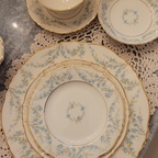 federal shape syracuse china
78pc
빈티지그릇세트 들었어요
블루톤에 금장 테두리 약간의 굴곡이 더 이쁜듯요

#빈티지그릇
#그릇
#우아한슈기
#우아한집
#미국집
#미국생활
#텍사스
#달라스맘