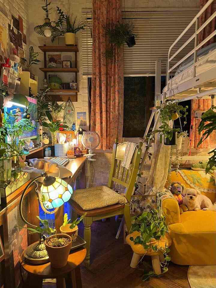 黄色と木目調の小さな部屋、ステンドグラスのヴィンテージ照明と植物が配置された雰囲気のあるインテリア