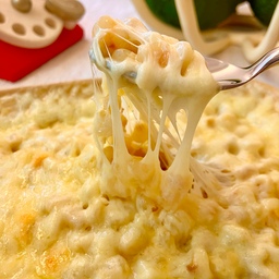 <아이들 간식/맥주 안주로 최고🧀콘치즈>
안녕하세요, 요리하는 공간 크리에이터 쏭크에요💛
요즘 옥수수철이라 이곳저곳에서 옥수수를 맛있게 팔더라구요~
그래서 오늘은 모짜렐라치즈를 좋아하는 저희 아이들을 위해 콘치즈를 만들어보았어요!
전 최대한 간편하게 요리하기 때문에 아직 안 만들어보신분은 레시피 보러 고고! 😊
#오라이프 #홈스토랑 #집밥 #플레이팅 #오늘의식탁 #쿠킹 #홈쿡 #레시피 #건강식 #간단요리 #도시락 #메뉴추천 #콘치즈 #모짜렐라치즈 #치즈요리