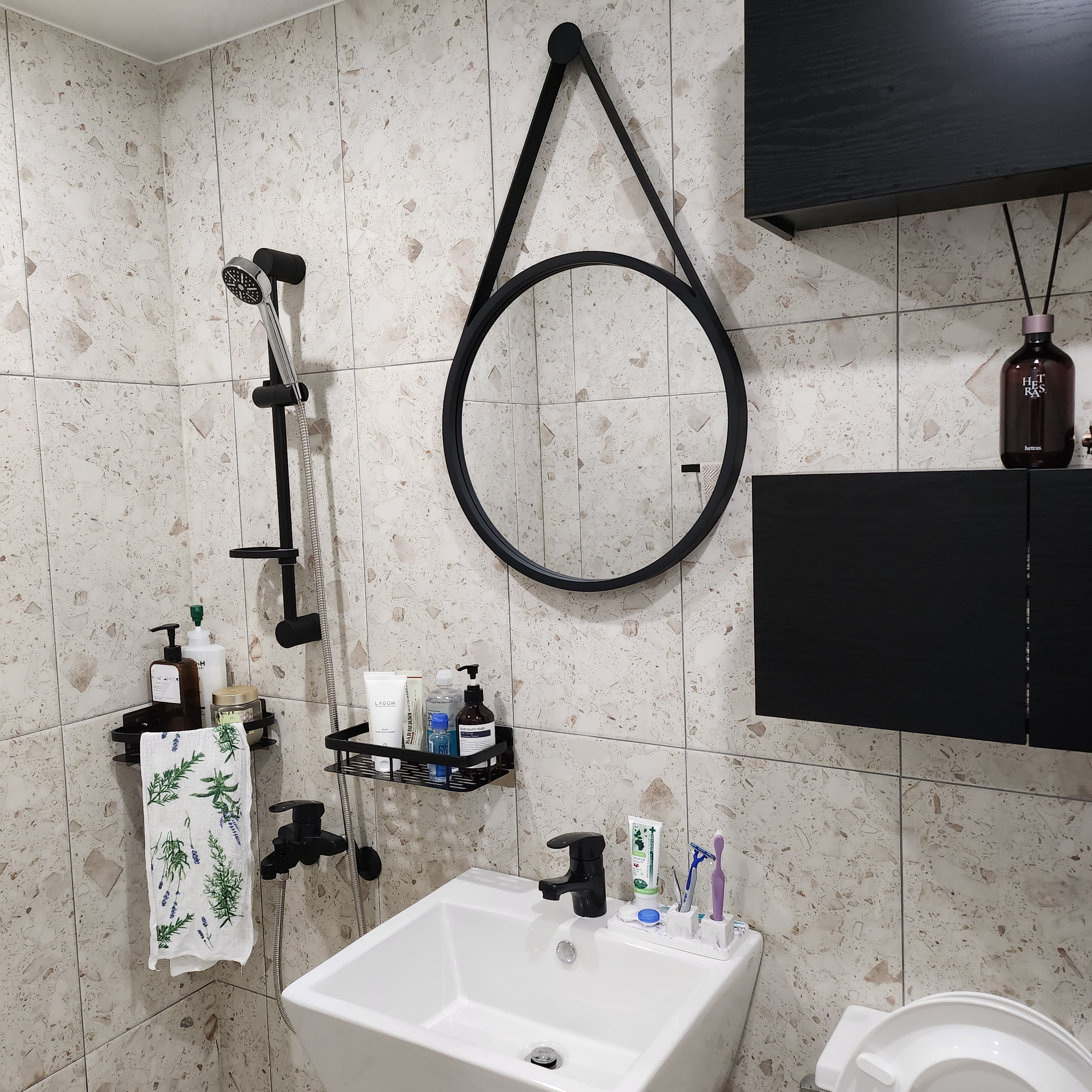 Screw-Lock No-Drill Bathroom Shelf user photo