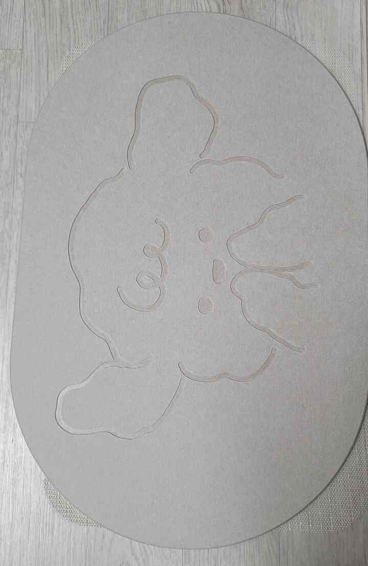 ベージュトーンの床に犬の形の珪藻土バスマットが置かれたかわいいペット空間