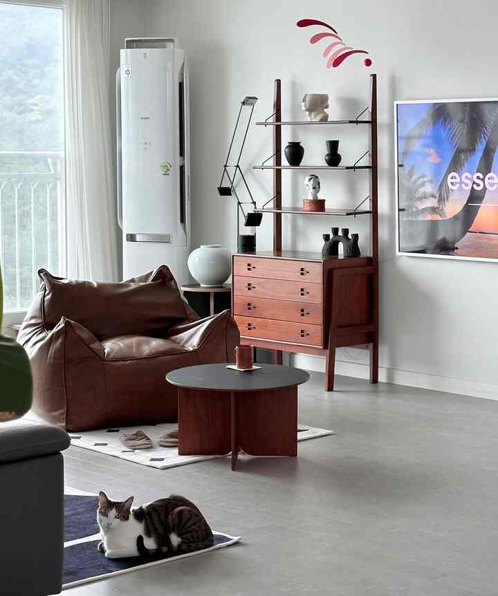 
Ruang tamu dengan kucing yang tertata rapi
Seolah-olah menambah cerita pada foto, dan ketika diambil dari sudut, saya merasa aneh bahwa yang mengetahui sesuatu adalah kucing.🥹🤍 

#Rumah masa kini #거실꾸미기 #고양이집사