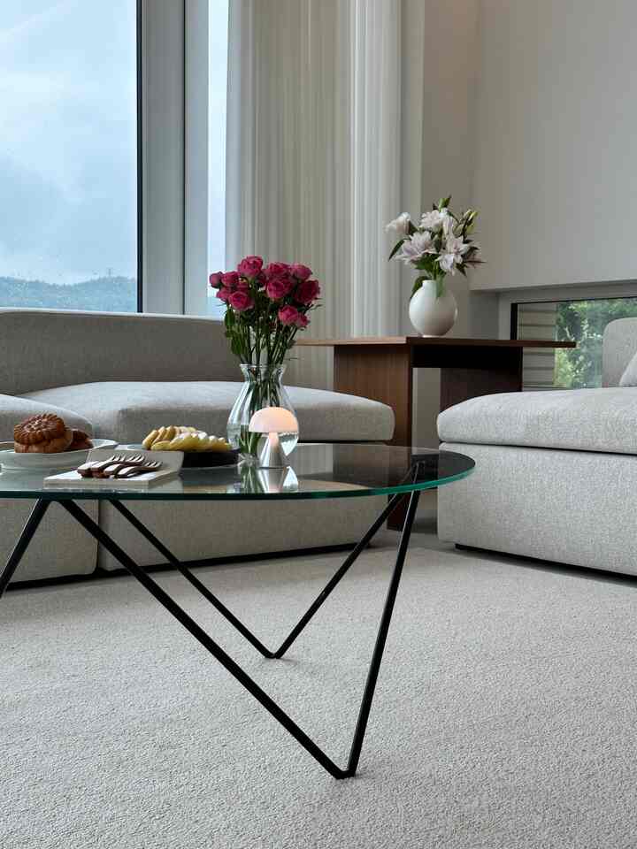 植物はどの空間にも活力を与える存在です🌷
#リビングインテリア #ムード照明 #ミニ照明 #花瓶インテリア #花瓶 #gubi #グビーテーブル #ムニト #ムニトショパ