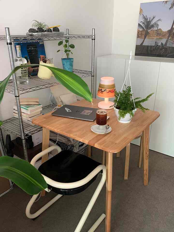 ナチュラルカラーとモダンな家具が配置された落ち着いたホームオフィス兼ダイニングスペース