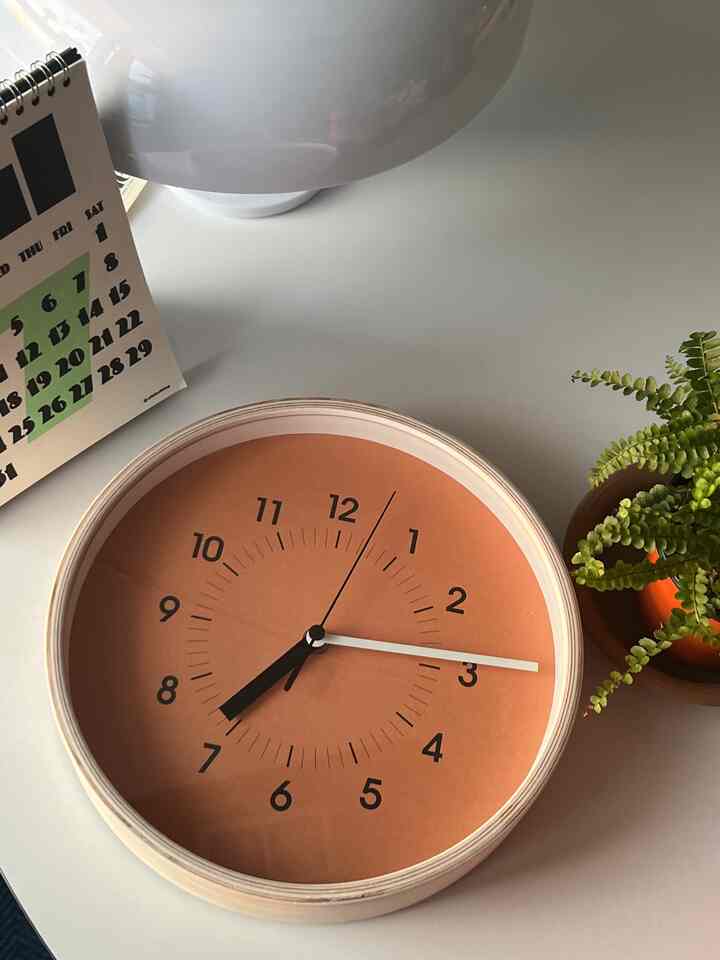 FARBE ウッド 静音 壁掛け時計［4色］を使ったコーディネート 1