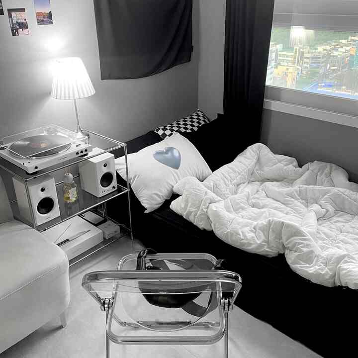 Interior akromatik dengan nuansa lebih atmosferik di malam hari 🤍

📌 Pertanyaan hanya diterima melalui DM Instagram.
https://www.instagram.com/jinny.room

#Achromatic #Modern #Hitam dan Putih #Hitam #Putih #Perak #Abu-abu #Minimal #Bantal #Sarung Bantal #Karpet #Tempat Tidur #Kasur #Selimut #Tempat Tidur #Nidetable #Module #Rak #Speaker #Kopi #Mesin Kopi #Illy #Illy Mesin #kursi #tirai #tirai #poster kain 