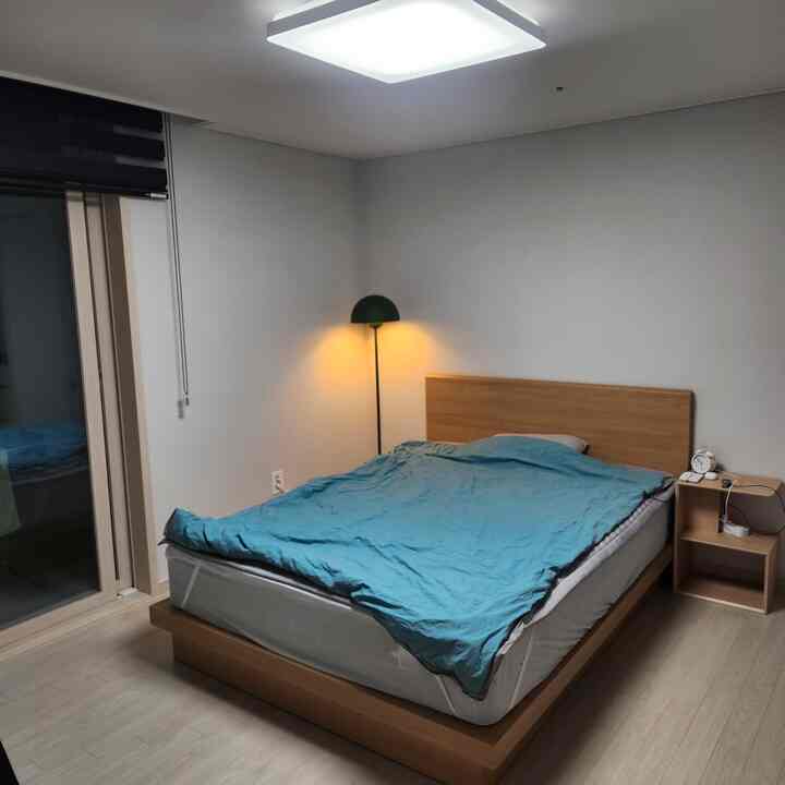 まだ？一人暮らしの30代前半の男です😜
集電体がプライベートでおっぱいだと叩き込んだのではないですよ！
くしゃくしゃカラチックなインテリアで飾ってみましたㅎㅎ
ムードなどで一度ずつ雰囲気？
快適に休みたい部屋にしてみてみたし、ベッドの上に絵の額縁一つ歩いてみようかな！
たくさんアドバイスしてください～(*^^*) #편안한 #내집