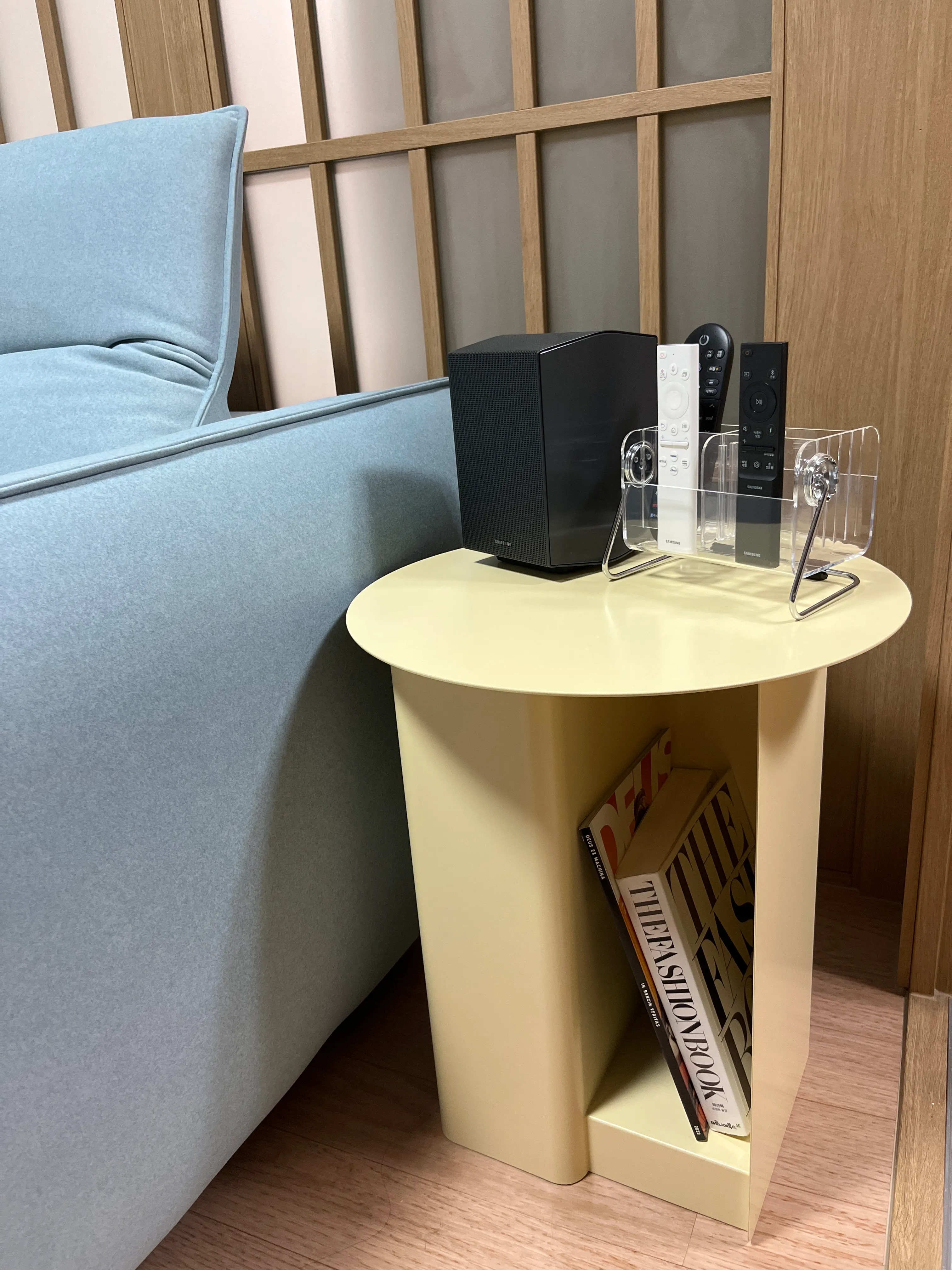Round Side Table with Built-In Bookshelf user photo