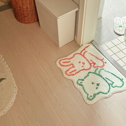 월세살이 중이라 욕실은 크게 꾸미진 못하지만 나름 포인트컬러를 넣어서 통일감을 주려고 했어요! 기본적으로는 화이트를 기본으로하고 녹색계열을 포인트로 주고 있답니다🍀 욕실 매트는 이번에 새로 장만한건데 따봉토끼와 따봉곰돌이를 볼때마다 왠지 피식피식 웃음이 나요😆
#욕실 #발매트 #욕실발매트 #원룸욕실 