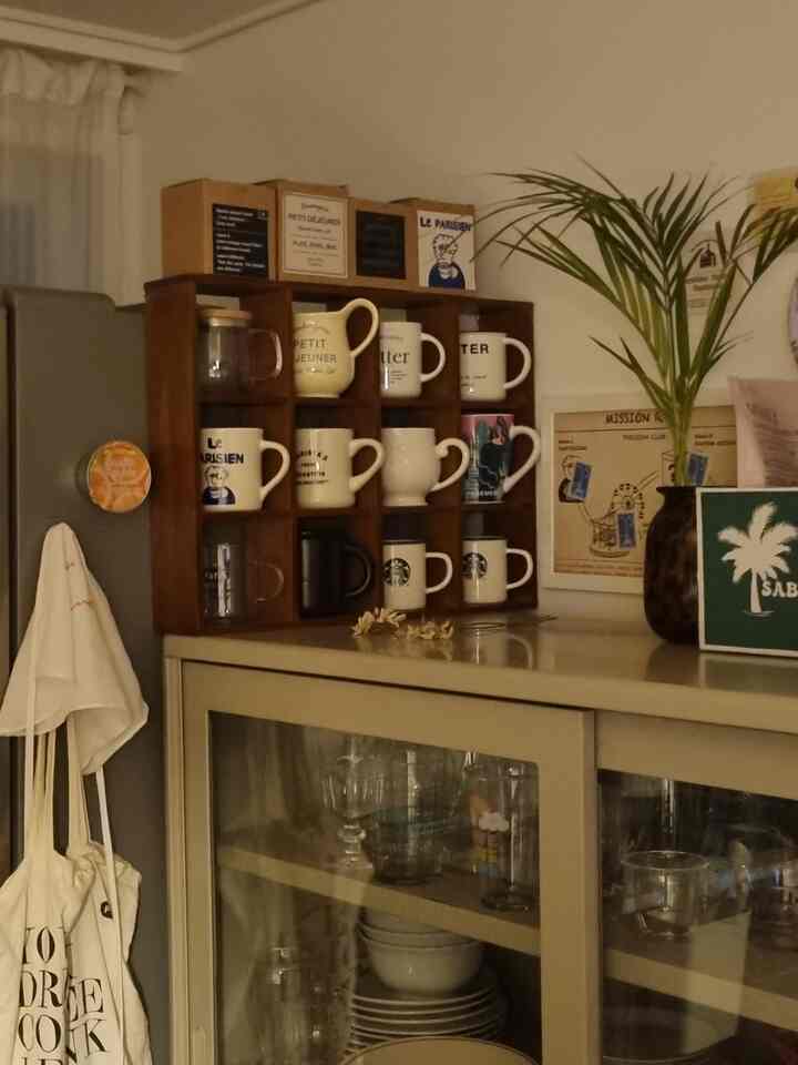 #8월의기록7
Cute mugs on a cute cup shelf😍
#Mug #컵선반 #세임디 #주방수납 #주방인테리어