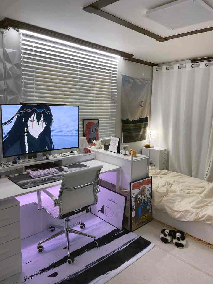 ホワイトトーンのワンルーム、デスクとベッドが配置されたモダンで清潔感のあるインテリア