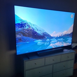 #와이드서랍장 #잉글랜더 #삼성전자 #삼성tv #qledtv 
오늘은 2층 침실에 65인치 TV 를 들였어요. 방엔 사이즈가 좀 크긴 하지만 속이 시원하네요.ㅋㅋ  제가 좋아하는 예능과 드라마, *플릭스  큰화면으로 보려구요.