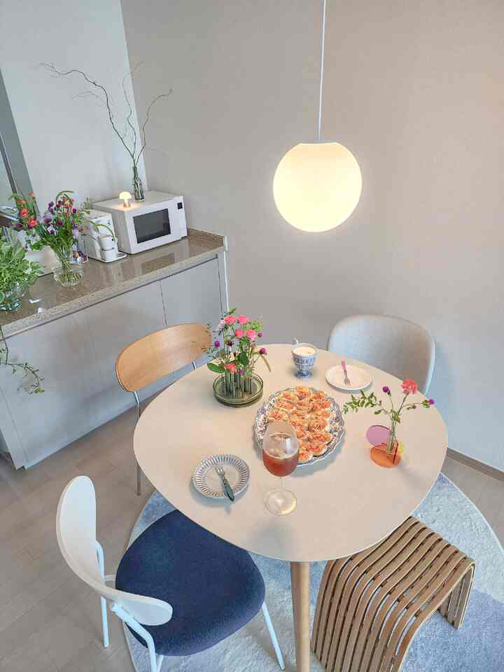 August holiday morning, 
Carrot Lafe baguette with lots of cream cheese spread at a home cafe full of summer flowers🧡

#Kitchen interior #주방 #다이닝룸 #키친 #홈카페 #온더테이블 #오늘의식탁 #식탁 #플랜테리어 #꽃꽂이 #화병 #꽃인테리어 #신혼집 #홈파티 #꽃 #생화 #여름인테리어 #커피머신 #커피잔 #머그컵 #전자레인지 #조명 #무드등 #무선조명 #식탁조명 #팬던트 #브런치