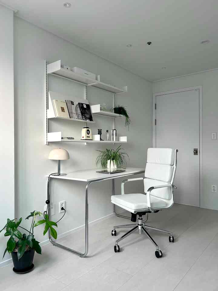 These days, the interior of the study room is the most fun☺️
So that I can sit comfortably and work on the computer,
I changed it to an office desk chair. What do you think?

It feels like a professional study room🤓✨
The system shelf that used to feel empty is now filled with objects one by one! 🖤 

#Study room interior #서재방꾸미기 #네오체어 #사무용의자 #재택근무 #시스템선반 #인테리어 #미드센추리 #의자 #데스크테리어 #네오체어큐브 #선반인테리어 #플랜테리어 #오하우스 #오늘의기록