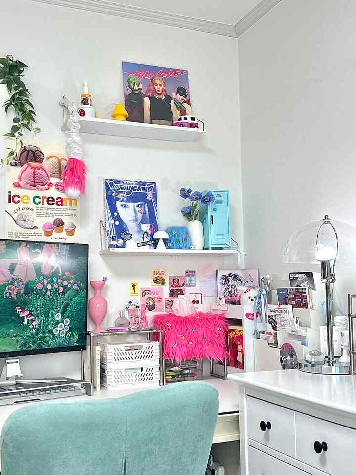 今月のデスクテリア🤍  #인테리어소품 #인테리어조명 #화이트인테리어 #책상인테리어 #책상꾸미기 #책상 #디자이너작업실 #디자이너 #컴퓨터책상 #데스크탑 #핑크인테리어 #블루인테리어 #모듈선반 #오거나이저 #맥시멈라이프 #맥시멈라이프 #kpop #뉴진스 #앨범 #아이돌 #덕질존 #덕후존 #덕후의방 #소품인테리어 #소품샵 #소품 #오브제 