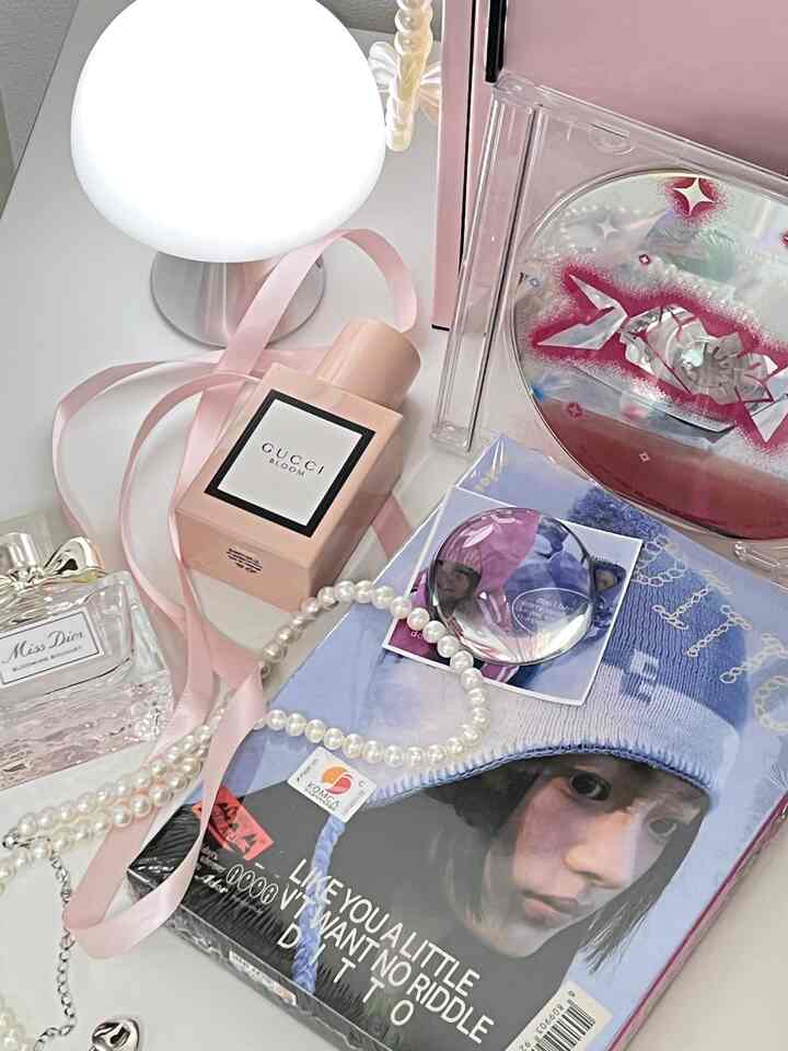 ニュージンズOMGミンジーアルバムで飾られた新しい小物ゾーン🎀  #소품인테리어 #뉴진스 #앨범 #음반 #아이돌 #덕후존 #덕후방 #덕후 #향수 #디올 #구찌 #블룸 #블루밍 #핑크인테리어 #진주인테리어 #진주 #발레코어 #리본 #문진} #오브제 #무드등 #렉슨미나 #렉슨 