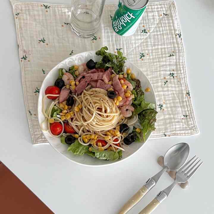 #샐러드파스타
最近インスタに本当にたくさん浮かんだサラダパスタ🍽️ 
私も一度作ってみましたか？
とてもおいしくて昨日も食べて今日も夫に帰ってすぐ食べて😋 
とても美味しいです！！🍝
。
。
#ホームクック #homecook #cook #집밥 #집스타그램 #파스타 #오늘의기록 #오늘의기록챌린지