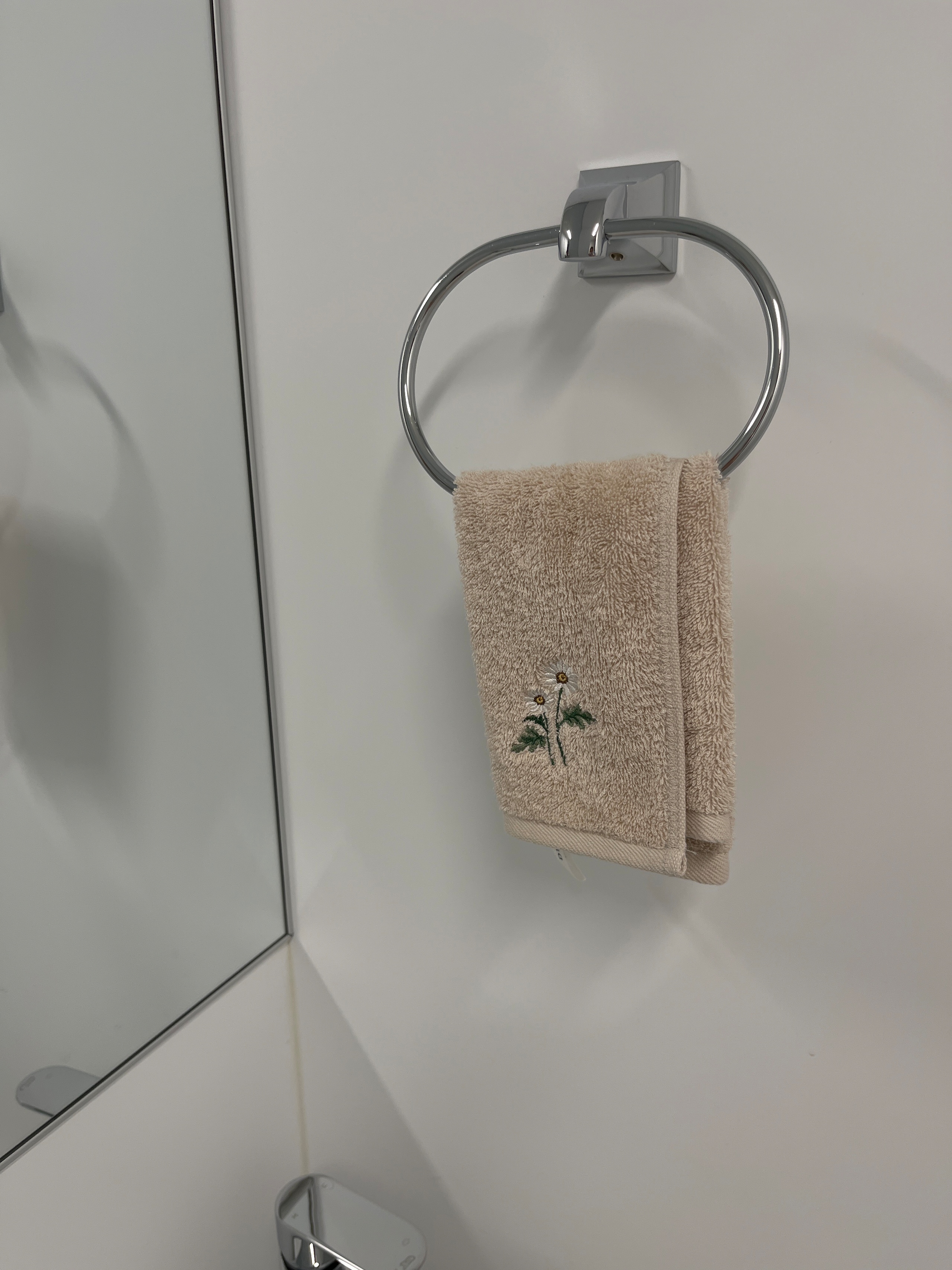 Daisy Embroidered Kitchen Towel Set (2-Pack) user photo