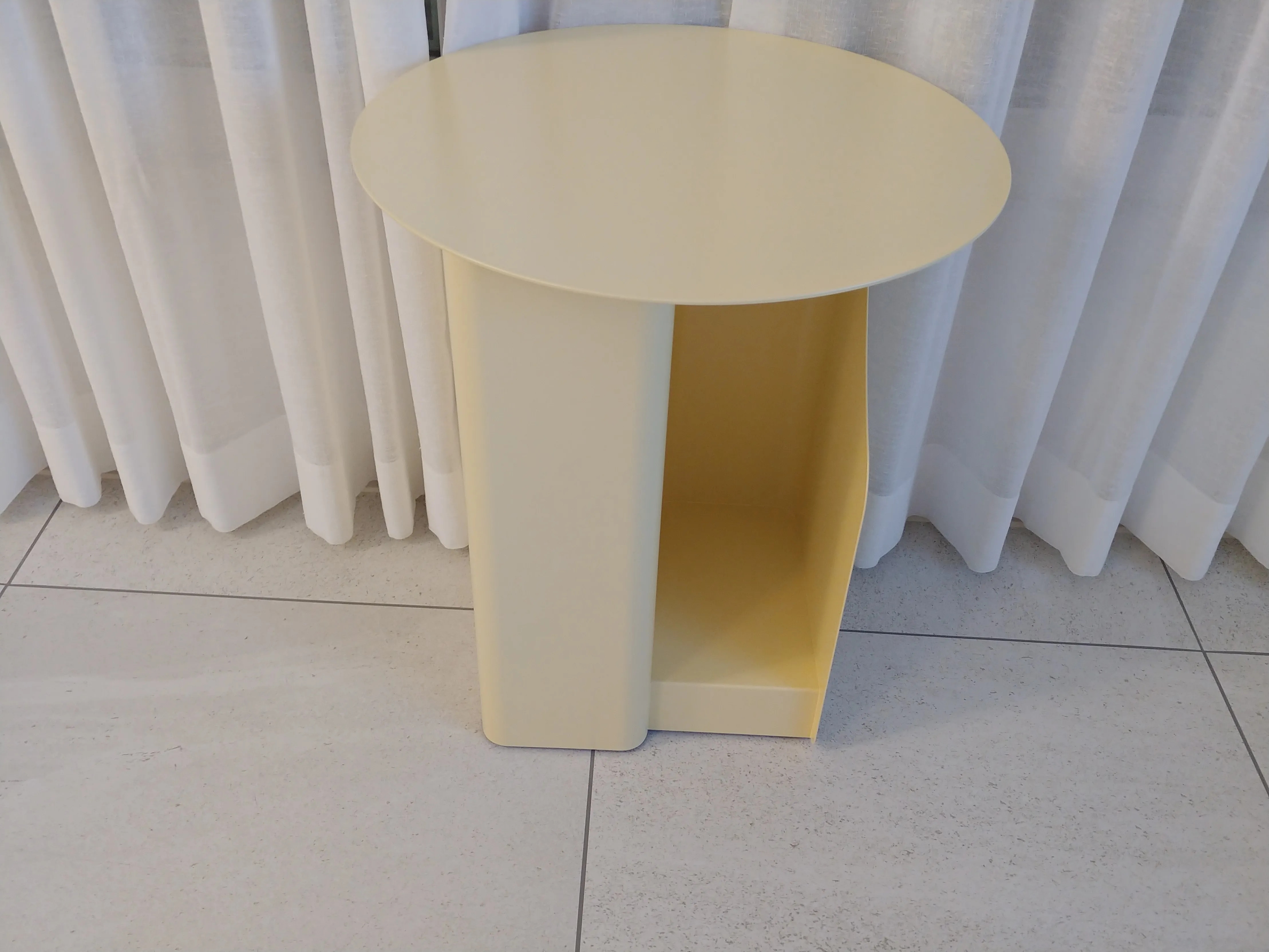 Round Side Table with Built-In Bookshelf user photo