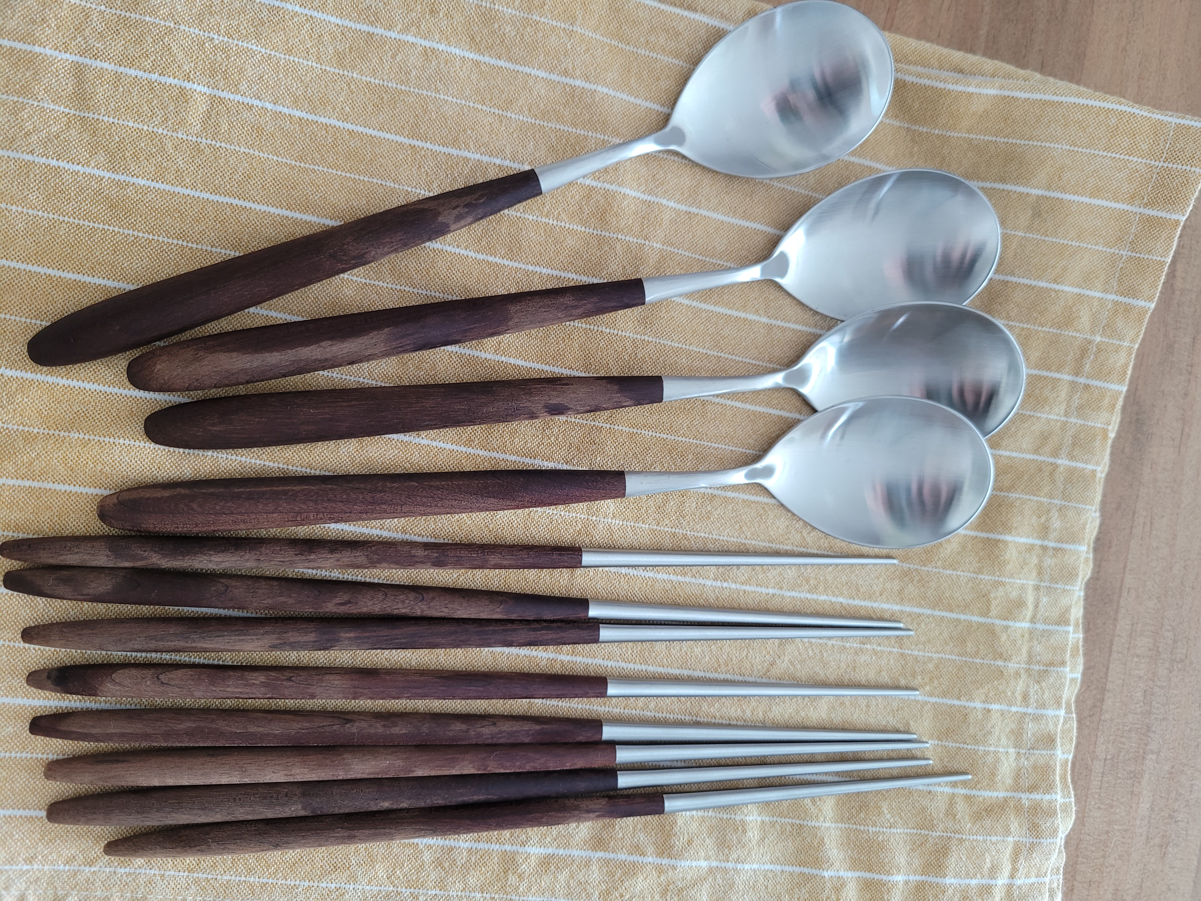 Maple Wood Handle Stainless Steel Cutlery Set (10-Piece) user photo