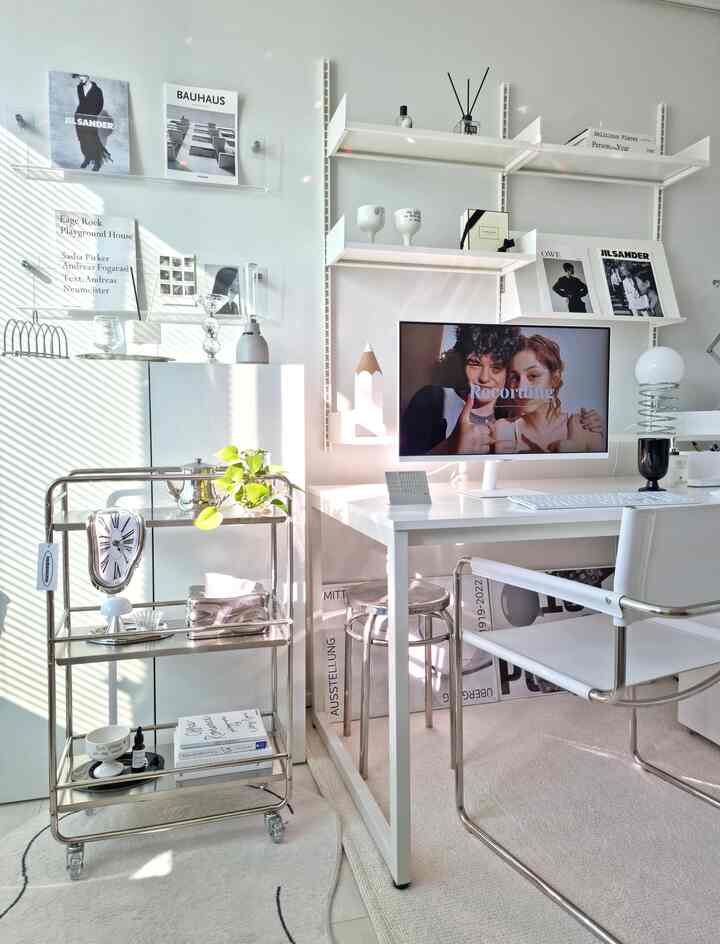 In this spectacular weather with repeated rain and shine, I can't miss the sunlight coming in through the windowㅋㅋ
These days, I'm into terrier interiors~ A shiny trolley, an irregularly shaped tissue case, a ceramic tray~ and even a flowing art clock~ It looks so pretty when matched and I like it~
#Room decoration #벽꾸미기 #데스크테리어 #미드센츄리모던 #미드센츄리 #미드센추리 #오늘의우리집 #휴지케이스 #악세사리트레이 #디자인시계 #인테리어소품 #오브제 #책상인테리어 #책상꾸미기 #컴퓨터책상 #벽선반 #화이트인테리어 #모던인테리어 #아파트인테리어 #서재인테리어 #홈오피스 #자취방 #원룸 #작업실 #트롤리 #공부방 #아파트인테리어 #책상의자 #데스크용품 #홈스타일링