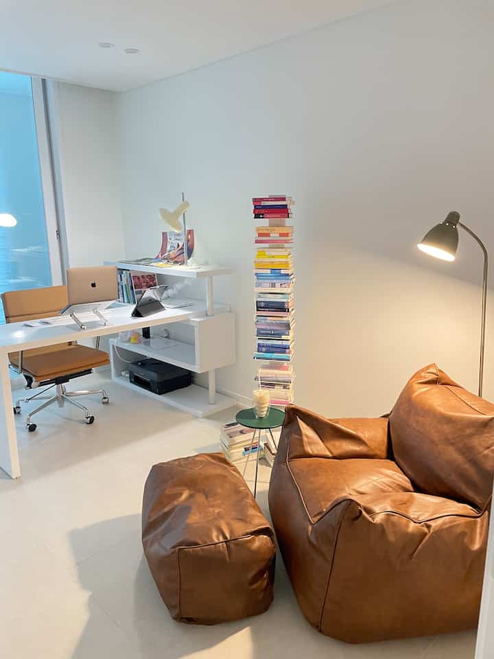 This is our study, decorated as a space for me to read books and a space for my husband to study :-)

#Study #서재인테리어 #서재꾸미기 #서재책상 #빈백 #공부방 #공부방인테리어 #공부방꾸미기 #공부방책상