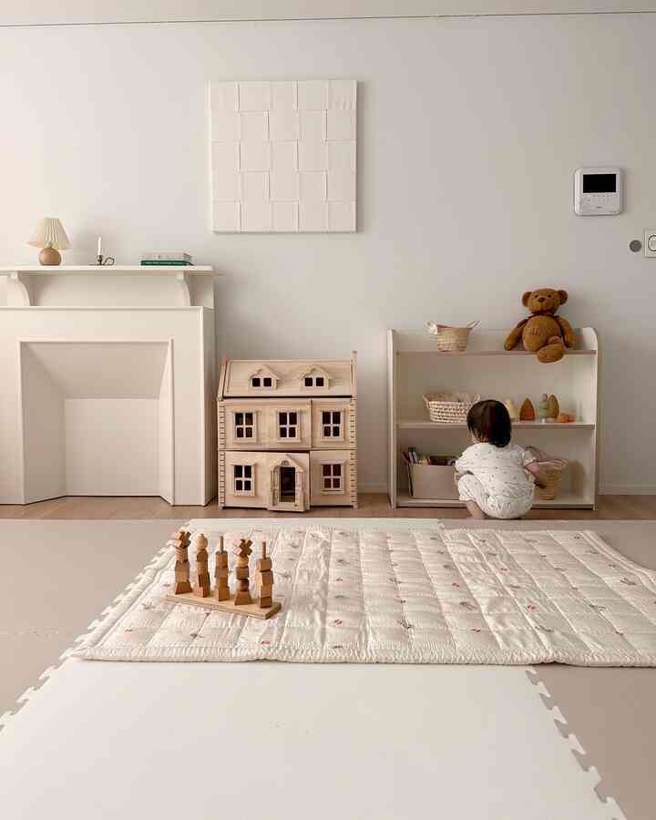 ナチュラルカラーの子供部屋、木製おもちゃと赤ちゃん、ラタンバスケットが配置された雰囲気のある空間