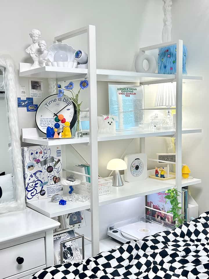  #선반인테리어 #소품인테리어 #소품샵 #소품 #화이트인테리어 #블루인테리어 #깔끔한인테리어  #미드센츄리모던 #소품디스플레이 #오브제컬렉션 #오브제인테리어 #뉴진스 #내방꾸미기 #내방인테리어  #랜선집들이 #집들이선물 #집들이 #디자이너작업실 