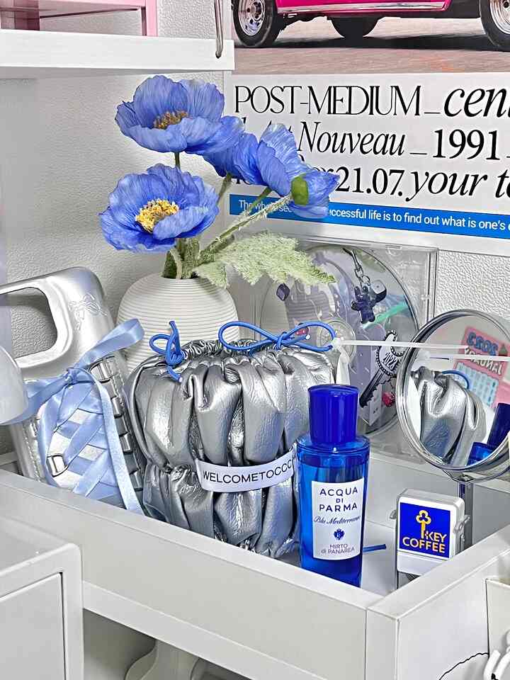  ウィッシュリストにずっとあったウェルカムツーさんさん poupoupot 鉢植えポットシルバー いよいよ購入🤍  #팟커버 #화분인테리어 #화분 #식집사 #집들이선물추천 #감성인테리어 #실버인테리어 #블루인테리어 #소품 #소품인테리어 #데스크테리어 #데스크인테리어 #책상꾸미기 #책상인테리어 #온라인집들이 #랜선집들이 #향수정리 #여름인테리어 #실버 #발레코어 #아이폰케이스 #화이트인테리어 