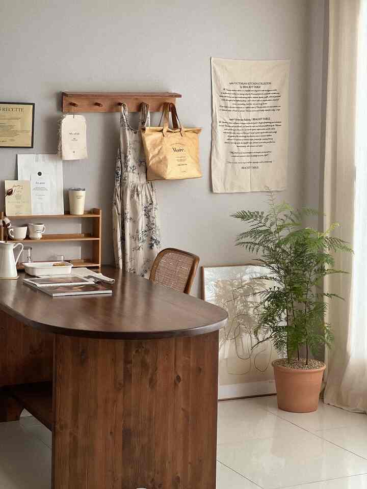 Ruang ruang tamu menjadi lebih cantik dengan tanaman hijau☺️
Ruang tamu dan ruang kerjaku :)
#Interior ruang tamu #작업실 #작은집인테리어 #작업실인테리어 #플랜테리어 #원목가구 #원목인테리어 #원목테이블 #따뜻한느낌 #따뜻한집 