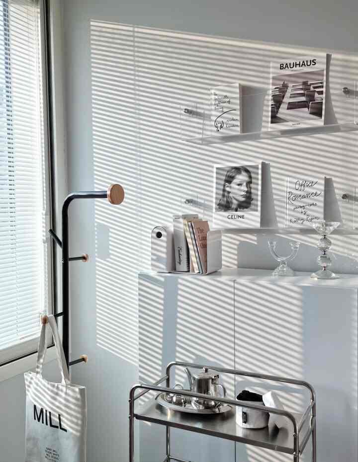 白を基調とした壁棚とキャビネットが配されたミッドセンチュリーモダン風の清潔感あるワークスペース