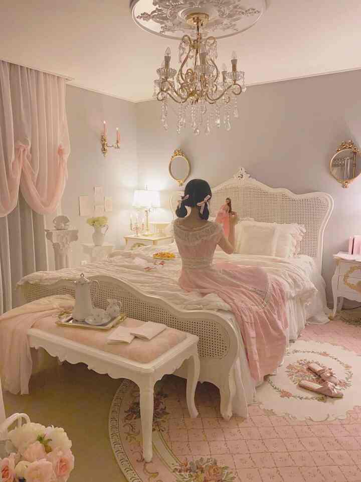 ピンクと白を基調とした寝室、シャンデリアとビンテージベッドがロマンチックな雰囲気を醸し出すインテリア