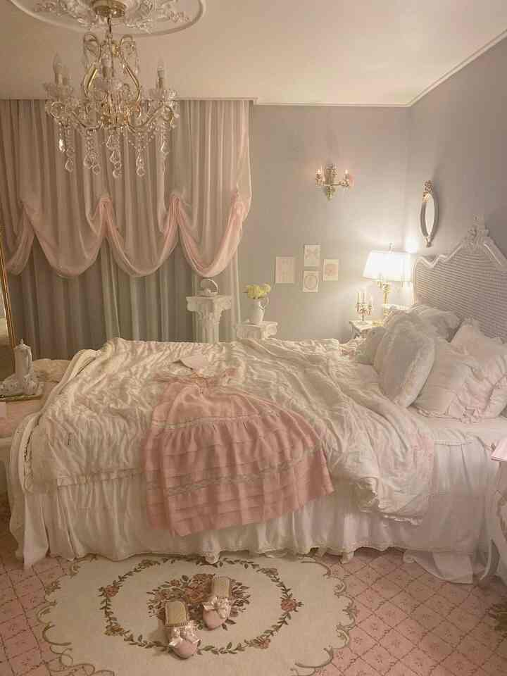淡いピンクとベージュの寝室、クリスタルシャンデリアとレースカーテンがロマンティックな雰囲気を醸し出すインテリア