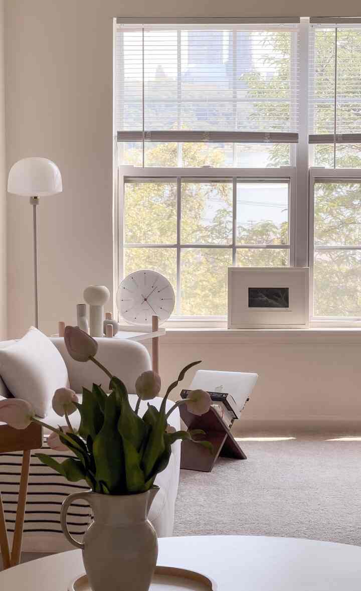 空間のあちこちに位置するインテリアポスター。 
以前は壁にポスター紙をそのまま貼って飾ったりしましたが、最近は本当に好きな絵だけを選んで額縁の中に入れて飾っておきましょう☺️


#オーハウスシーズン9 #インテリアポスター #オブジェ小物 #オーハウスピック 