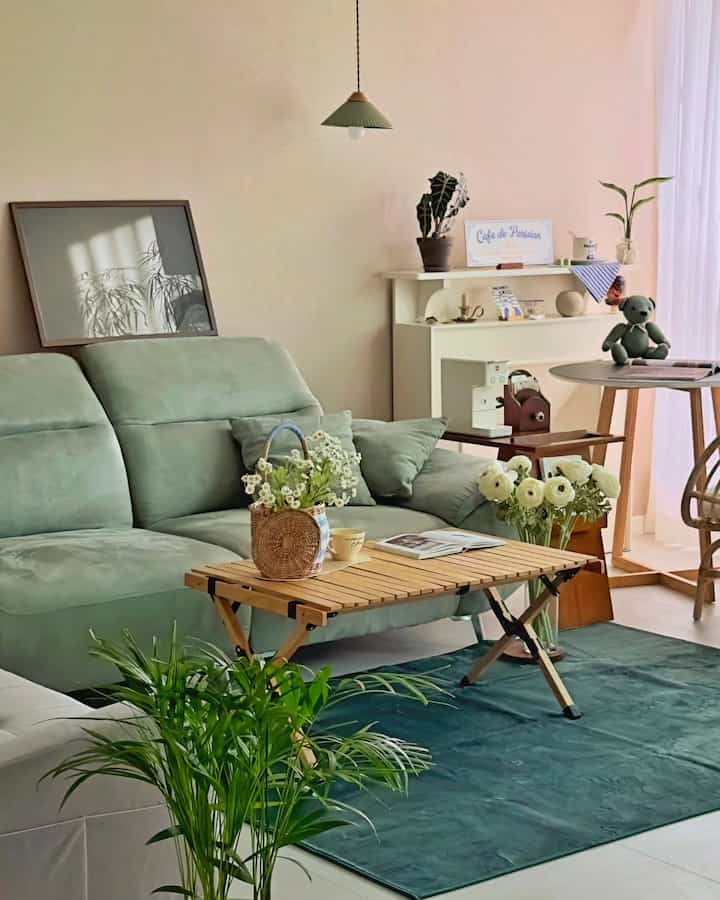 #홈카페존 #셀프도배 #가을인테리어 #거실인테리어 

I repainted the living room:)
It's been about 3 years since I moved in,
and my husband was the first to bring it up
🧑 Should I change the living room atmosphere by repainting? I bit it as if I had been waiting😆
We just chose the wallpaper color together
My husband painted it nicely and meticulously☺️
It took me 4~5 hours to paste the wallpaper, tear off the wallpaper, and apply new wallpaper🤎

#Vintage interior #그린인테리어 #그린테리어 #그리너리 #그린포인트 #그린소파 #그린 #빈티지분위기 #빈티지무드 #셀프인테리어 #셀프조명 #셀프홈스타일링 #오하우스시즌9 #오늘의집