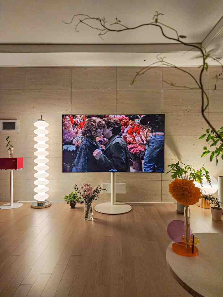 Living room full of early autumn mood

#Living room interior #가을인테리어 #꽃인테리어 #꽃 #조명 #조명인테리어 #플로어스탠드 #스피커 #스탠드 #플랜테리어 #신혼집인테리어 #신혼집 #로맨틱인테리어 #홈스타일링 #홈카페 #홈파티