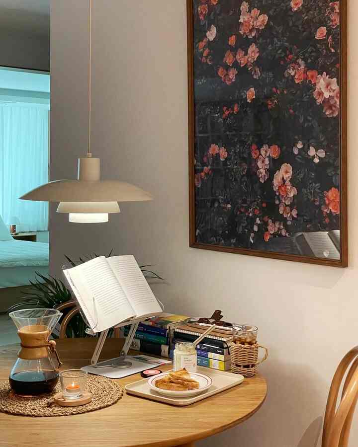 When you want to eat something light for dessert,
rather than a bagel, eat a slice of toasted whole wheat bread with fig cream cheese🧡

It's healing to eat slowly while reading a book🥰
#JJHome #오하우스 #오하우스시즌9 #오하우스픽 #데스크소품 #온더테이블 #원형테이블 #커피 #케맥스 #드립커피 #독서 #주방 #주방인테리어 #인테리어액자 #액자 #플랜테리어 #독서대

