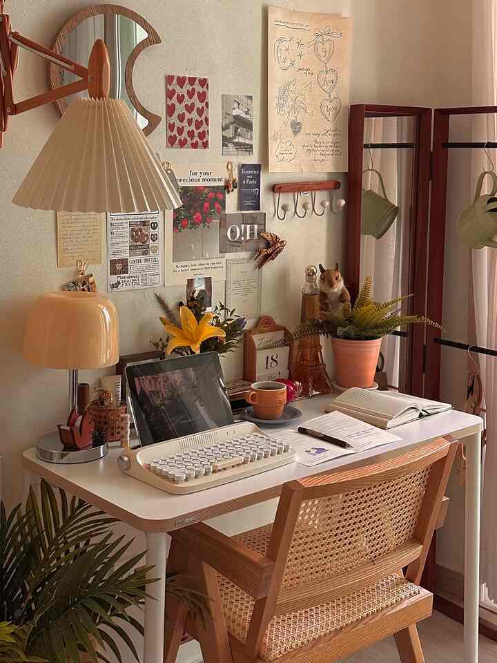 ソゴンテーブルㅣ夕焼けライトデスク

オーハウスシーズン9に無事入居後、
待っていた嬉しいニュースのように届いた花のプレゼント 

おかげで、私たちの家に花がたくさんあり、リビングルームとベッドルーム
デスクゾーンまできれいな花がありました。 

さっきはワンデークラスでカイマックを作る 
両腕を交互に楽しんで戻ってきました。 
急に疲れて体が苦労したが、 

黄色の輝きが詰まった頃

机の前の椅子にゆっくりと座ってください。 
今咲いた百合のほのかな香りを演じるから 
体と心がサルル解放される気分 

デスクゾーンの隣のベランダの窓に吹く
涼しい夜風は夏から秋
穏やかな音楽を作り続けて、

ここでガチャガチャもしてずっと休んでいかないㅡ 

。

。

＃オーハウスシーズン9＃今日の記録＃ソゴンテーブル 
＃ソゴンハウス＃オーハウス＃ポスターインテリア＃デスクインテリア＃デスクテリア＃デスクインテリア＃デスクインテリア＃デスクスタグラム＃デスクツアー#ポスターインテリア 