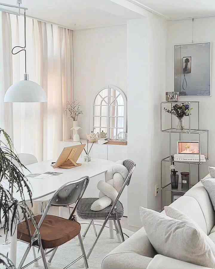 When you want to change the space, I think you can feel great satisfaction just by changing the prop styling.
A modern poster with a modular shelf is a point in a white space.

#Interior poster #오하우스시즌9 #오하우스픽
#Living room #거실인테리어 #화이트인테리어 #화이트톤 #미드센츄리모던 #모던인테리어 #거실스타일링 #거실조명 #팬던트조명 #식탁조명 #수납장 #높은수납장 #모듈가구 #모듈선반 #쇠테리어 #포스터액자 #그레이트바이브 #거실다이닝 #다이닝테이블 #식탁추천 #6인용식탁 #소품인테리어 #소품디스플레이