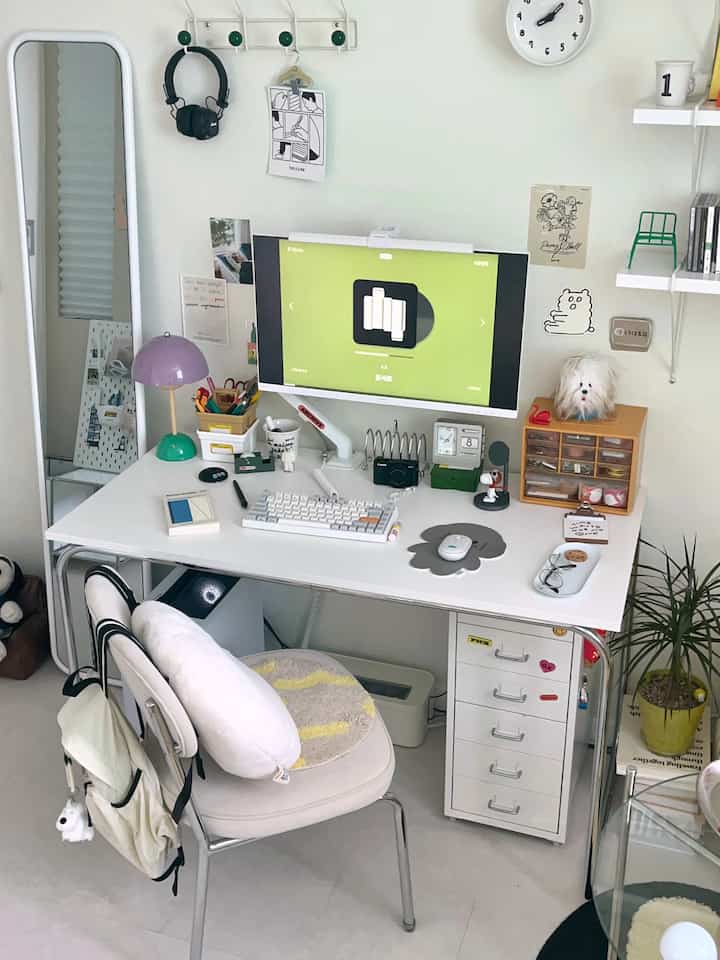 My favorite desk space✨
Deskterior decorated with my favorite props!
I like it even more with the new lighting💕

Monitor arm recommended for PC users🤍
I love using the monitor arm to raise the height of my monitor, so it's great for using the computer with the right posture:)
I'm using the Luna Lab Light monitor arm, which has a good cost-effectiveness!

#Ohaus Season 9 #데스크소품 #데스크테리어 #잘샀템 #오하우스픽 #책상 #데스크 #데스크셋업 #컴퓨터책상 #컴퓨터방 #모니터암
