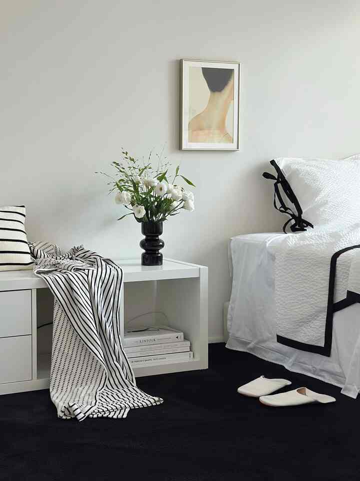 #베스트매치
Seseorang yang serius dengan hitam putih 🖤
Ini adalah kamar tidur kami antara musim panas dan musim gugur :)
Yang paling cocok untuk interior putih tentu saja hitam 🙌🏽

#Kamar Tidur #침실인테리어 #침실가구 #침실스타일링 
#Furnitur kamar tidur #침실러그 #블랙앤화이트인테리어 
#Interior modern #러그 #카페트 #이케아 #이케아선반 