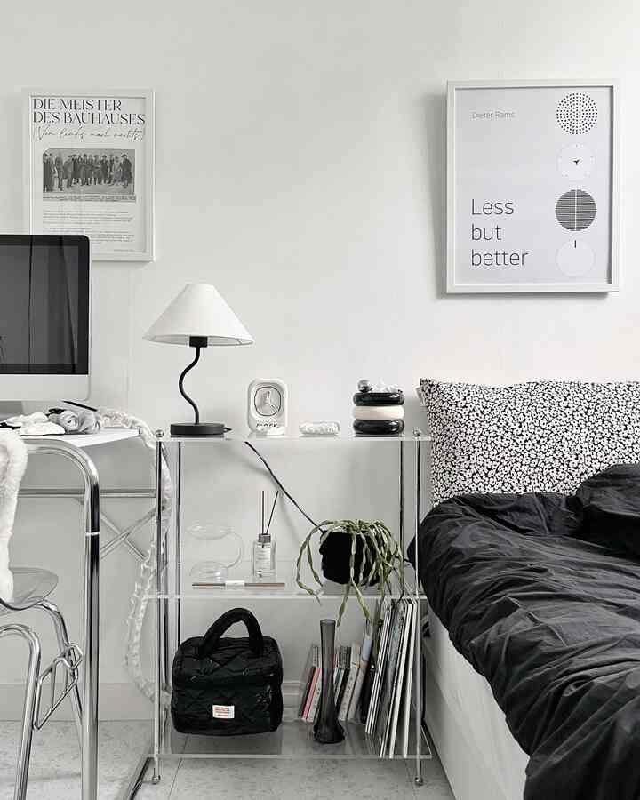 白と黒のトーンの寝室に透明なアクリル棚とモダンなホームオフィスが配置された、清潔感と抜け感のあるインテリア