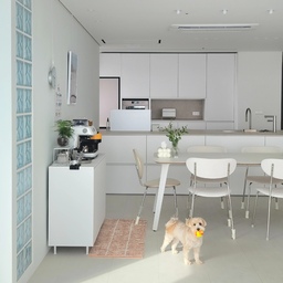 수납공간을 최대로 만든 대면형주방이예요
대면형이다보니 물건을 많이 올려두면 지저분해 보여서
수납장에 넣어 두고 쓰는편 인데요,
요리를 할때도 익숙한 냄비와 조리도구,그릇을 쓰는걸 좋아해서
주방용품이 많지 않아요
#오하우스시즌9 #미니멀주방 #미니멀주방인테리어 #대면형주방 #대면형주방인테리어 #대면형아일랜드 #화이트주방 #화이트주방인테리어 