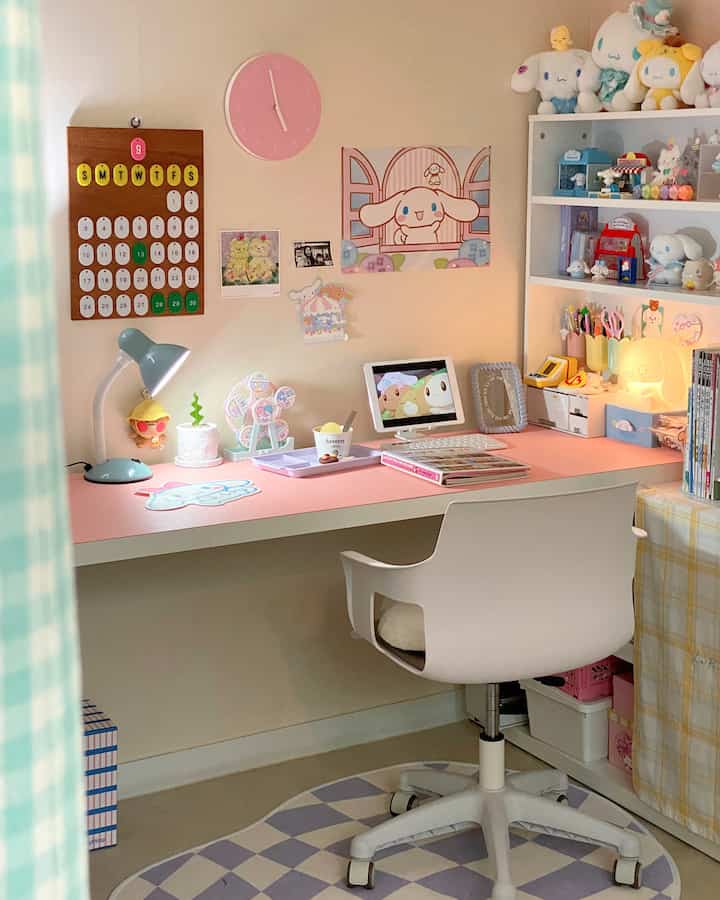 ピンクと白のトーンの子供部屋、机とキャラクター照明が配置された印象的な空間