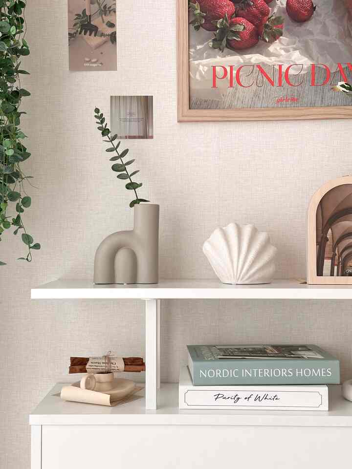 Recommended objects for housewarming gifts, Part 2✨

Here's the second installment of recommended objects for housewarming gifts for moving and housewarming season☺️
I collect a lot of object props, so I buy a lot of objects!
One of the objects I recently bought that I was most satisfied with is this one✨

DBKD Rope Vase & BYON Oceana Table Light
Rope vases come in a variety of colors and sizes, and shell mood lights also come in a variety of sizes!
I bought them all in small sizes, and they are objects that have a strong presence even though they are small👍

I mostly collect objects in white or beige, so I bought the rope vase in gray, and I think it was a good choice!
However, I think white would be a good choice for a housewarming gift🤍

The shell table light is an elegant object even without the light on!
It's beautiful and elegant even when you press the switch below to turn it on💡
If you leave the switch on, it automatically turns off after a few hours and turns back on the next day at the same time you turned it on. This is an object lighting with a novel function✨

If you give it as a gift together with the Woody Bird introduced in Part 1, it will be a luxurious Nordic style object gift😃

#Olife #오라이프추천 #오라이프4기 #오브제컬렉션 #오브제 #오브제소품 #소품 #소품인테리어 #로프화병 #조명 #무드등 #조개무드등 #화병 #오브제인테리어 #북유럽인테리어 #북유럽소품 #노르딕네스트 #dbkd #byon #조명인테리어 #북유럽스타일 #소품수집 #오브제수집 #화이트인테리어 #소품추천 #선물추천 #집들이선물