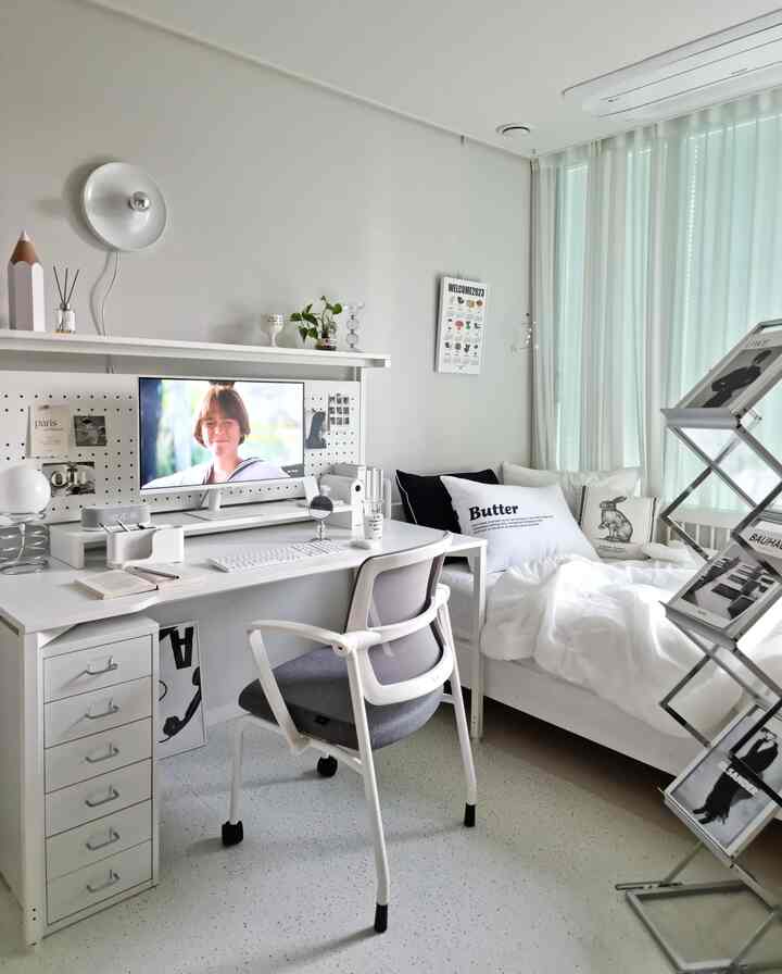 The two men went out to play table tennis in the morning, and I woke up early on a rare weekend and turned my son's room upside down. I put the Legos on the shelf back in the drawer, and the workbooks and books that were piled up all back where they belonged. My son's favorite spinning chair was too big for him and it made the room look crowded, so I didn't like it, but I love it when I replaced it with a student chair called the Seoul National University chair. It has wheels only in the front, so it's easy to move and perfect for concentrating! I really like it~ I can imagine his surprised face when he comes home~ㅋ
I hope my son likes it too~~ 
#Kids' Room #아이방인테리어 #아이방꾸미기 #학생의자 #컴퓨터의자 #책상의자 #홈오피스 #공부방꾸미기 #책상꾸미기 #책상인테리어 #데스크용품 #데스크테리어 #화이트인테리어 #서울대의자 #오늘뭐하집챌린지 #오하우스시즌9 #의자 #미드센츄리 #미드센츄리모던 #초등학생방 #원룸꾸미기 #자취방 #방꾸미기 #벽꾸미기 #아이방조명 #침실인테리어 #데스크 #아이방정리 #재택근무 #아이방책상