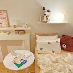 추적추적 내리는 빗소리에 눈이 떠졌다
새벽 공기가 제법 쌀쌀하다 정말 가을이 오나보다🍂
오랜만에 파도 조명 꺼냈다💡
어제 급한대로 여분으로 갖고 있던 전구로 갈아 끼웠는데 아무래도 레이저빔 쏘는 것 같이 너무 쨍하다 ㅜㅜ 이따 적당한 밝기의 새 전구 사서 교체해야지
#오하우스 #오하우스시즌9 
#조명 #조명인테리어 #이케아조명 #이케아
#침실 #침실인테리어 #침구 #가을침구 #간절기이불 
#버터색 #버터인테리어 #버터이불 #그로밋
#접이식테이블 #벽선반 #포스터 #액자 #북타워
