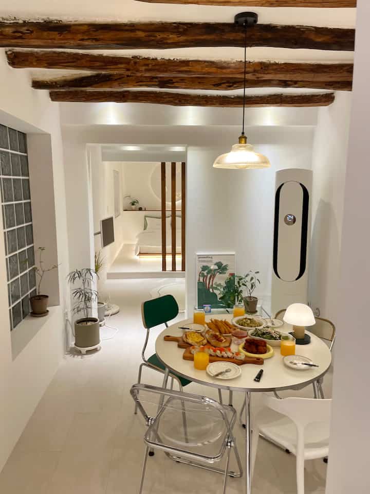 皿の収納やデッドスペース活用でミッドセンチュリーモダンを楽しもう