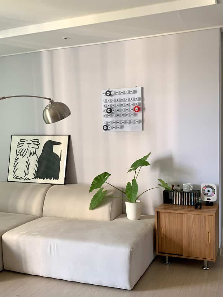 [ Our living room music zone 🎧💿 ]

I like collecting and listening to CDs - 🫶
So, when I changed the living room structure this time, I created a music zone next to the sofa where I can listen to CDs!

#O-HAUSeason9 #오하우스 #뮤직존 #음악감상 #취미생활 #취미공간 #취미일상